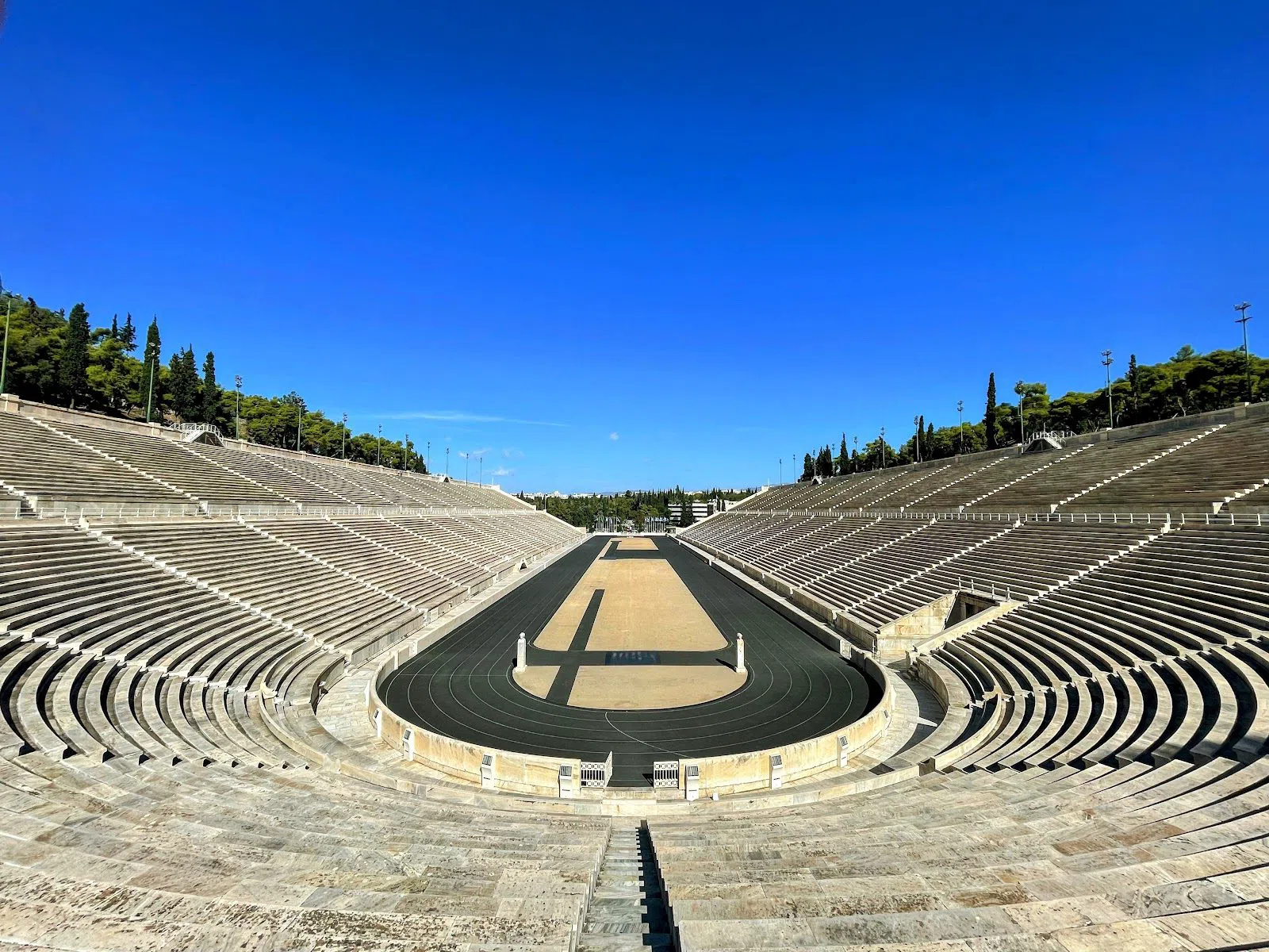 A piedi sulla pista di marmo dello Stadio Panatenaico di Atene
